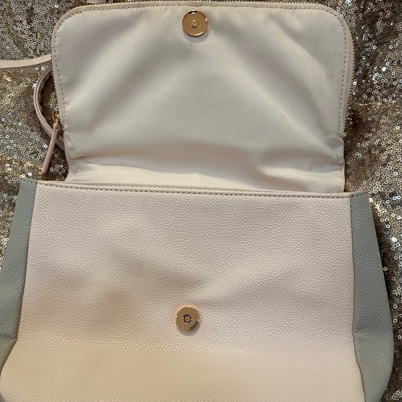 Guess - Soft Pink/Beige Purse with Rose Gold Hardware - Picture 6 of 8